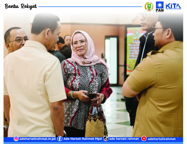 Ade Hartati Rahmat, M.Pd. (Partai Amanat Nasional), bersama Agung Nugroho (Partai Demokrat) dan Parisman Ihwan (Partai Golkar) disela-sela rapat di gedung DPRD provinsi Riau, Senin (25/03). Photo Enrizal.